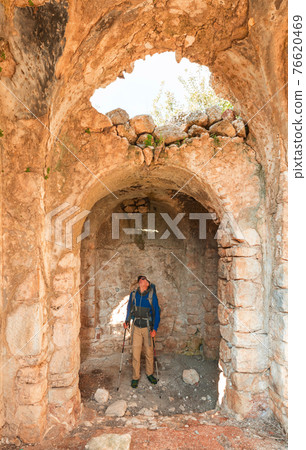 Hike among ruinas Hike among ruinas 76620469