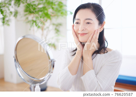 中年女人在做皮膚護理 76620587