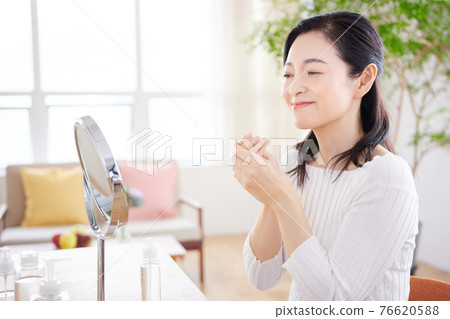 中年女人在做皮膚護理 76620588