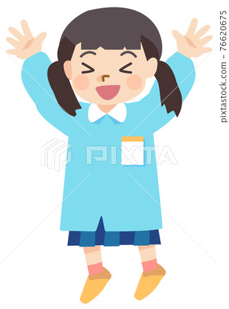 一個張開雙手開心跳躍的幼兒園女孩 76620675