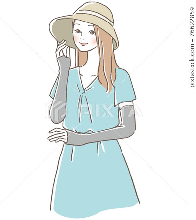 用帽子和臂套防止曬傷的女人 76622859