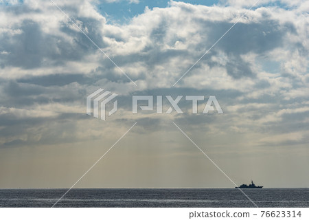 海上航行的軍艦 海上航行的軍艦 76623314