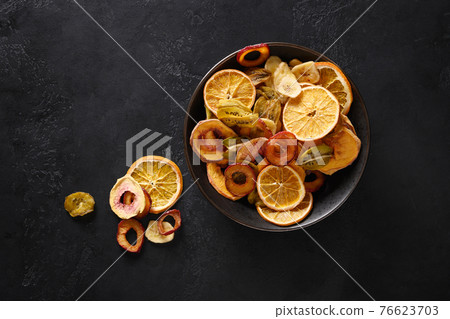 Dried sliced plums, kiwi, peach fruits chips . 76623703