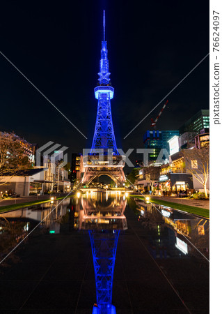 久屋大通公園燈火通明的名古屋電視塔和水部廣場的倒影 76624097