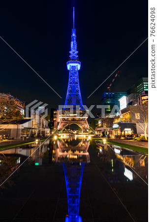 久屋大通公園燈火通明的名古屋電視塔和水部廣場的倒影 76624098