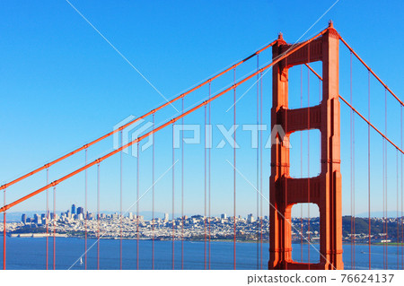 特寫美國加州舊金山金門大橋的橋塔以及遠方的城市景色 76624137