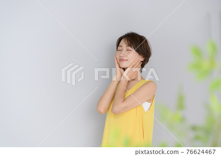 Middle female portrait front bokeh 76624467