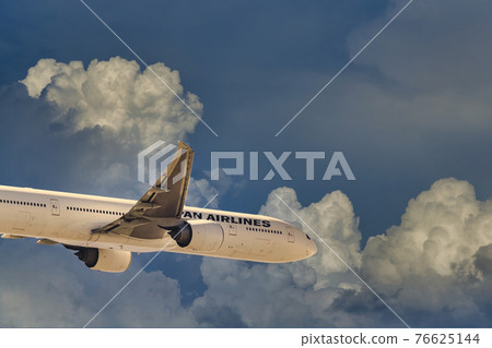 [從瓊安島上空起飛的日航飛機的背景組成] 76625144