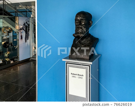 Black bust of Robert Bach, sculpture in the interior. Black bust of Robert Bach, sculpture in the interior. 76626019
