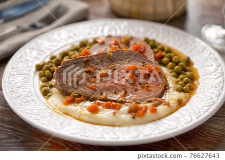 Roast Beef With Mashed Potatoes and Peas Roast Beef With Mashed Potatoes and Peas 76627643