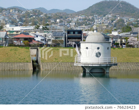 Intake tower of Niteko Pond (photographed in April 2021 in Nishinomiya City, Hyogo Prefecture) 76628423