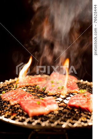 Japanese black beef charcoal grilled meat Japanese black beef charcoal grilled meat 76628444