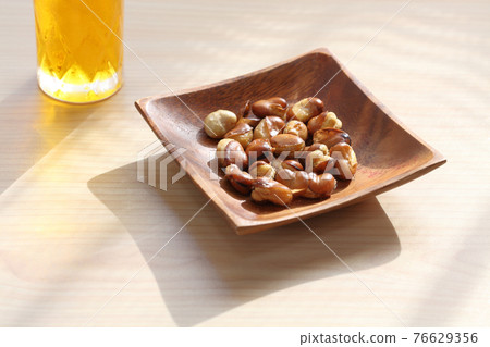 在木板上飛豆和啤酒 在木板上飛豆和啤酒 76629356