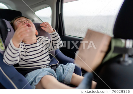 不喜歡兒童座椅的孩子 不喜歡兒童座椅的孩子 76629536