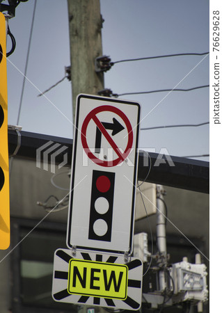 加拿大不列顛哥倫比亞省北溫哥華紅燈禁止右轉標誌 76629628