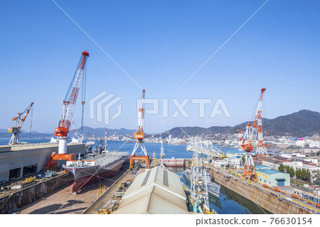 Kure City, Hiroshima Prefecture: Scenery of Kure seen from a hill overlooking the history Kure City, Hiroshima Prefecture: Scenery of Kure seen from a hill overlooking the history 76630154