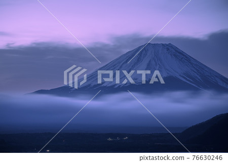 （山梨縣）黎明前的雲海和富士山·夢幻般的天空 76630246