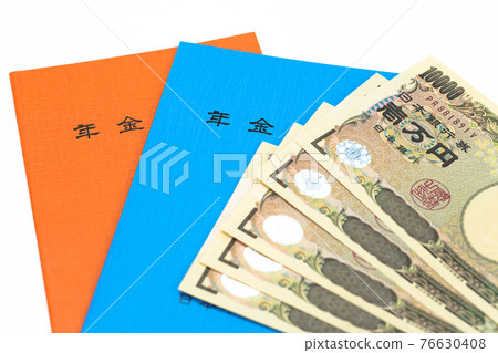 養老金問題：養老金筆記本和1萬日元鈔票 76630408