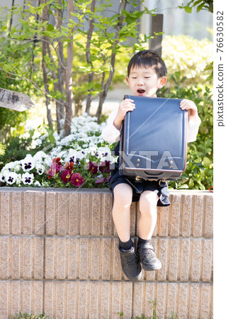 Boys entering elementary school 76630582