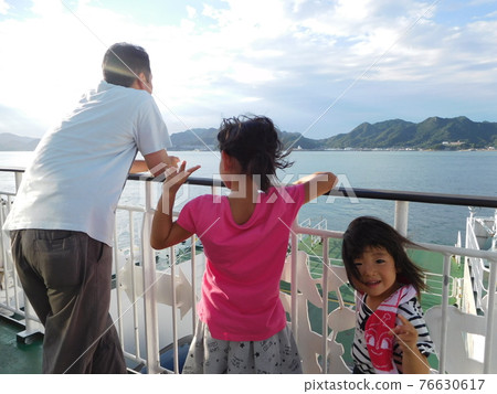 Watch the scenery from the ship with your family 76630617