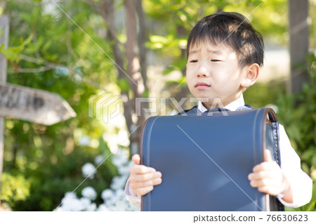 進入小學的男孩 76630623