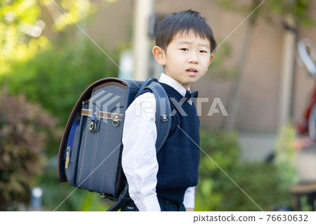 進入小學的男孩 進入小學的男孩 76630632