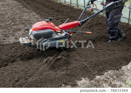 Plow the soil in the house 76633369