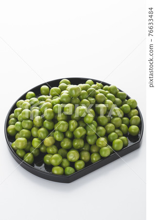 Boiled green peas with salt that won't stop once you start eating 76633484