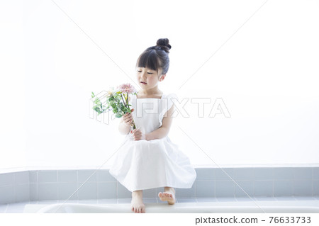 拿著花束的女孩的肖像 76633733