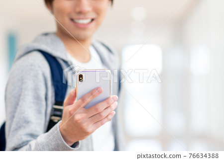 看智能手機的男大學生 拍攝合作：中央工業大學附屬日語學校 76634388