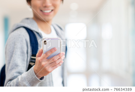 看智能手機的男大學生 拍攝合作:中央工業大學附屬日語學校 看智能手機的男大學生 拍攝合作:中央工業大學附屬日語學校 76634389