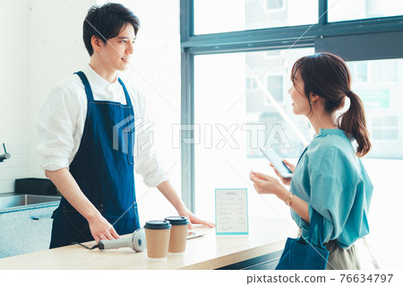 男咖啡館工作人員 76634797