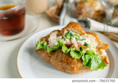 Breakfast chicken and salad sandwich 76635760