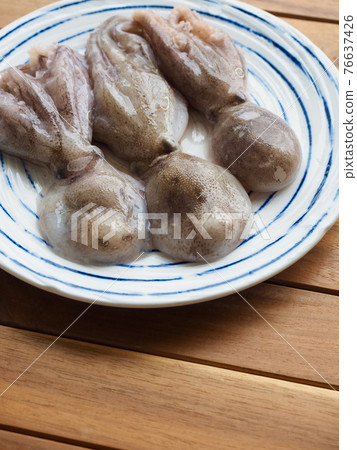 Fresh natural seafood squid, food ingredient 76637426