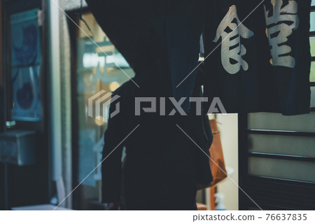 50 多歲的男人和女人在下班回家的路上就餐 76637835