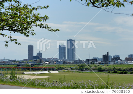 川崎市:在多摩川上眺望春天的新川崎站塔式公寓 川崎市:在多摩川上眺望春天的新川崎站塔式公寓 76638160