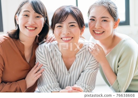 3名女性笑著說 76638608