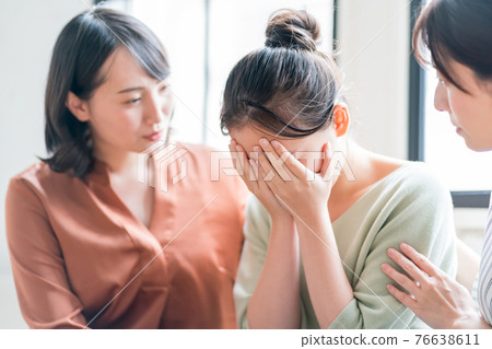 A woman who suddenly begins to cry A woman who suddenly begins to cry 76638611