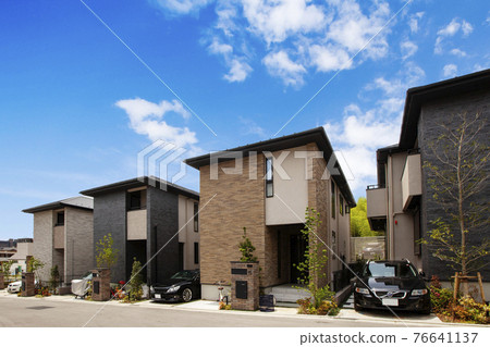 Early summer scenery in a residential area without utility poles-4 76641137