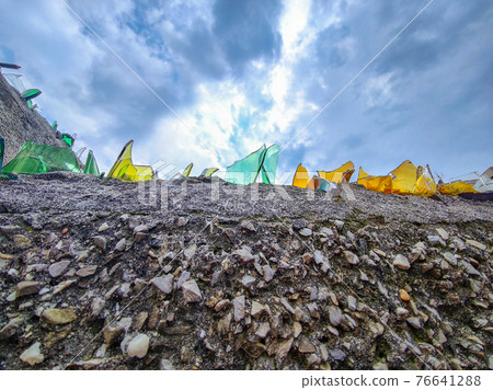 Wall defense broken glass 76641288