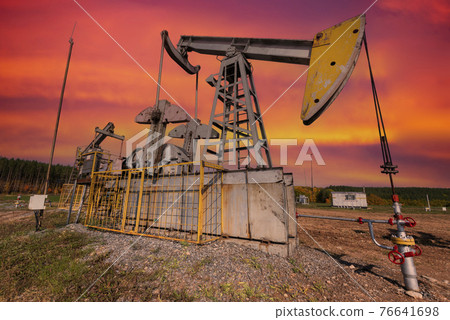Oil pumpjack - Nodding donkey 76641698