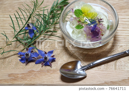 牛奶慕斯和香草碎果凍 牛奶慕斯和香草碎果凍 76641711