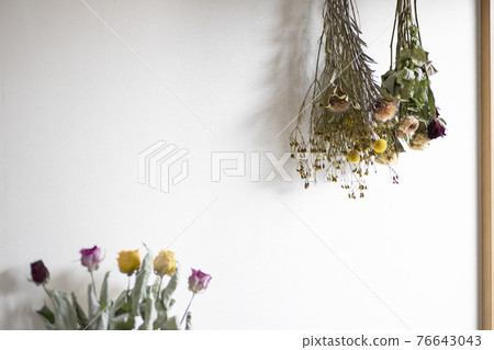 Room decorated with dried flowers Room decorated with dried flowers 76643043