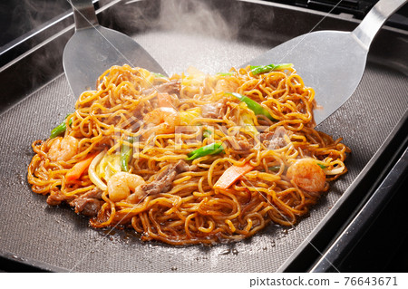 Making yakisoba on a hot plate Making yakisoba on a hot plate 76643671