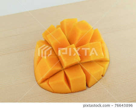 Cut apple mango 76643896