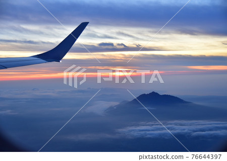 Dusk of Mt. Iwaki seen from a passenger plane in Aomori Prefecture 76644397
