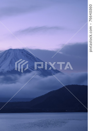 （山梨縣）富士山和雲海/黎明前的本栖湖 76648860