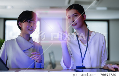 在公司工作的商務人士 76651780