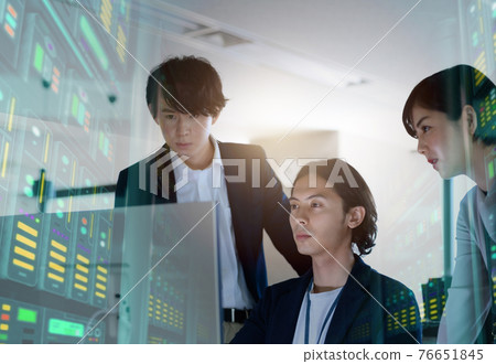 在公司工作的商務人士 在公司工作的商務人士 76651845