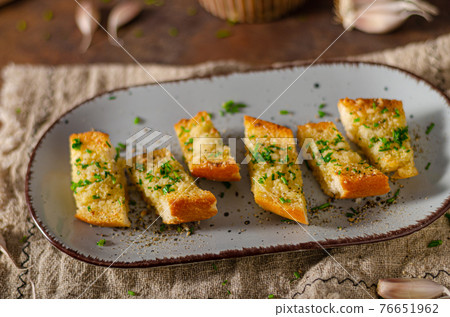 Butter garlic baguette 76651962